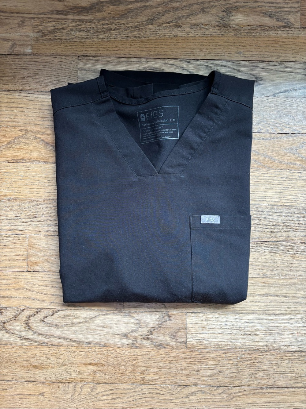 FIGS Men's Chisec 3-Pocket Scrub Top Black Medium